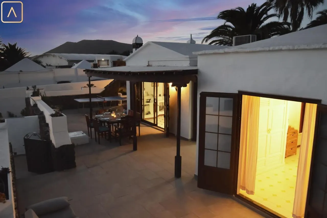 Villa Magica 7 Minutes Walk To Center With Pool And A/C Playa Blanca  Spanien