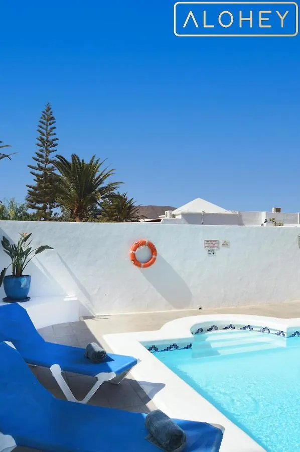 Villa Magica 7 Minutes Walk To Center With Pool And A/C Playa Blanca  0*, Playa Blanca (Lanzarote)