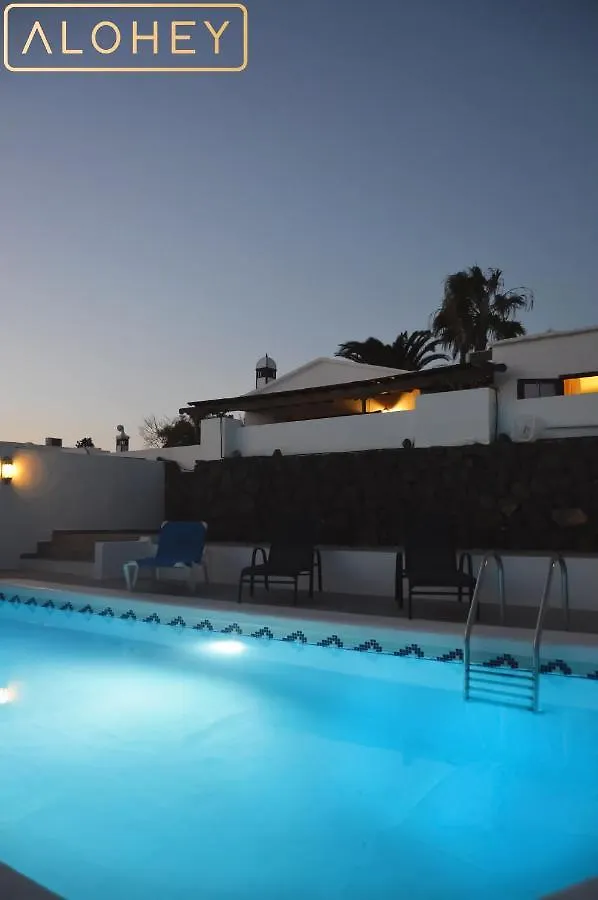 Villa Magica 7 Minutes Walk To Center With Pool And A/C Playa Blanca  Spanien