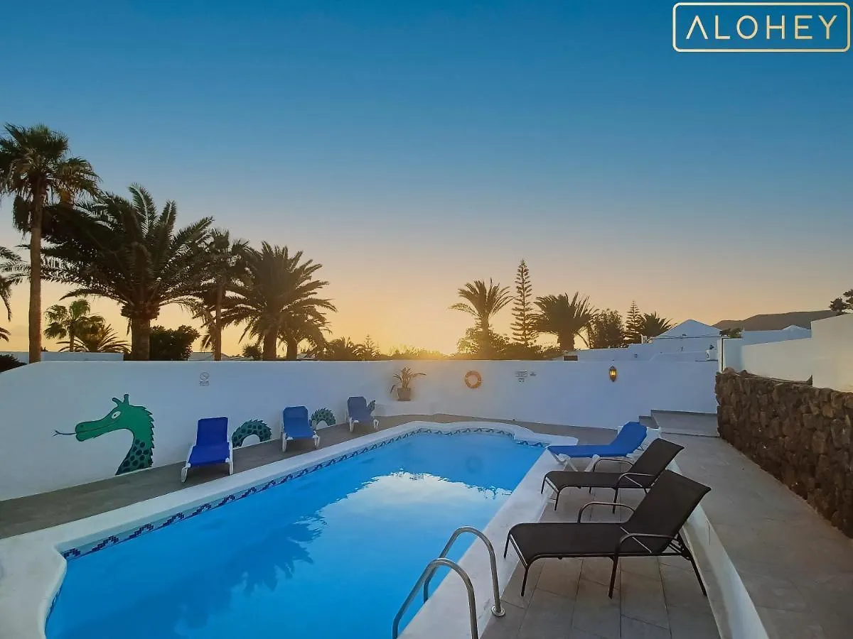 Villa Magica 7 Minutes Walk To Center With Pool And A/C Playa Blanca  Spanien
